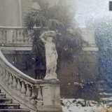 Osservandole notiamo come ai due lati della scala vi erano due sculture femminili, con un vaso sulla testa...